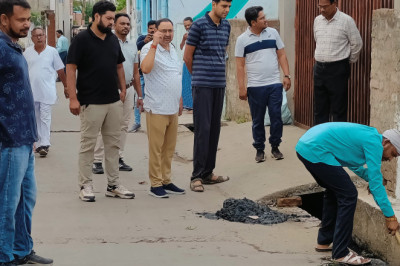 आयुक्त के साथ सुबह वार्ड 41,42 का भ्रमण करके शहर की साफ सफाई व्यवस्था की जानकारी ली: