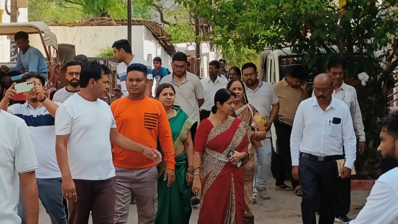 महापौर की चेतावनी; 24 घंटे में नाली से स्लैब एवं  सीढ़िया नहीं हटा तो उसे बुलडोजर से तोड़ कर हटाया जाएगा...