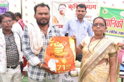 सुशासन तिहार में कृषक सदाशिव यादव ने खेती-किसानी के लिए सिंचाई का पाईप मिलने पर प्रसन्नता जाहिर की...