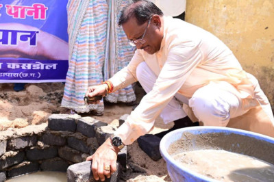 सीएम साय ने राजमिस्त्री बनकर सोखता गड्ढे के लिए की ईंट जोड़ाई...