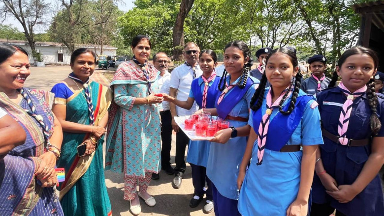 स्काउट-गाइड ने शीतल पेयजल से की राहगीरों की सेवा  ग्रीष्मकालीन प्रशिक्षण शिविर जारी है भिलाई विद्यालय सेक्टर-2 में