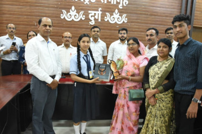 हाईस्कूल के प्रावीण्य सूची में शामिल विद्यार्थियों को जिला प्रशासन द्वारा किया गया सम्मानित