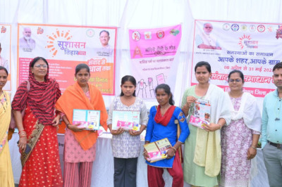 समाधान शिविर में किशोरी बालिकाओं को स्वच्छ मासिक धर्म प्रबंधन की दी जा रही जानकारी...
