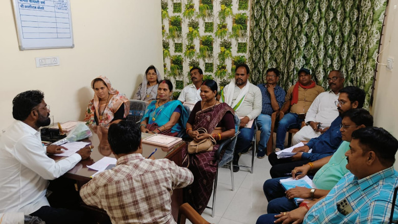 तुलसी पौधा भेंट कर पर्यावरण एवं उद्यानिकी प्रभारी ने समिति की बैठक,एक पेड़ मां के नाम" का दिया संदेश: