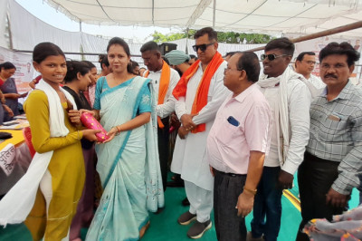 5 वार्डो के लिए कमला कालेज में आयोजित समाधान शिविर में अधिकारियो ने वार्डवासियों की समस्या का समाधान बताया