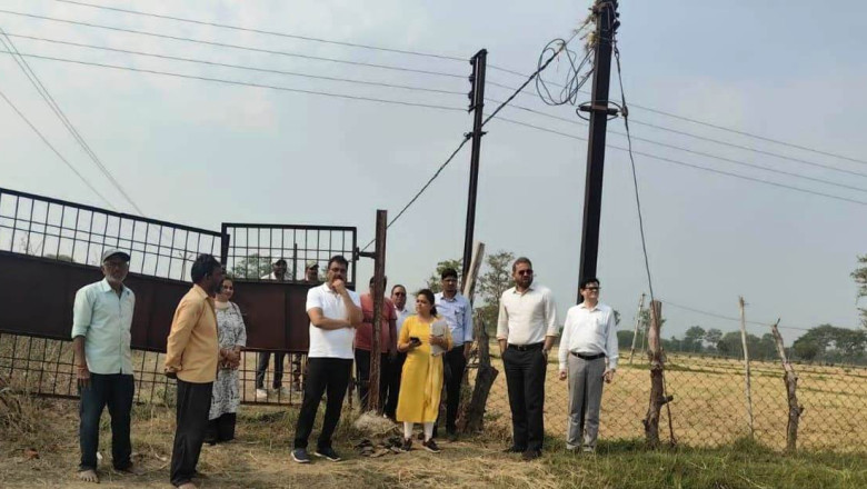 कलेक्टर डॉ. सर्वेश्वर नरेन्द्र भुरे ने आज सुबह ढाबा, सिंगदई, मोहड़, कन्हारपुरी में एप्रोच रोड तथा शासकीय योजनाओं के क्रियान्वयन के लिए भूमि का किया निरीक्षण
