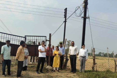 कलेक्टर डॉ. सर्वेश्वर नरेन्द्र भुरे ने आज सुबह ढाबा, सिंगदई, मोहड़, कन्हारपुरी में एप्रोच रोड तथा शासकीय योजनाओं के क्रियान्वयन के लिए भूमि का किया निरीक्षण