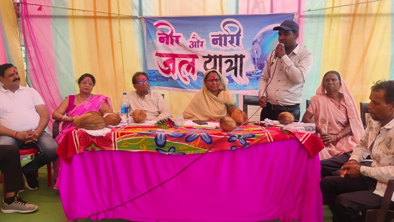 अर्जुनी -- अब नहीं कब करेंगे, जल का संरक्षण के नारा के साथ भरी दोपहर के धूप में जल यात्रा कर रही है नारी शक्ति,