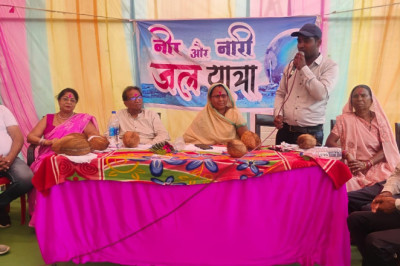 अर्जुनी -- अब नहीं कब करेंगे, जल का संरक्षण के नारा के साथ भरी दोपहर के धूप में जल यात्रा कर रही है नारी शक्ति,