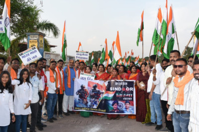 महिलाओं ने माथे पर सिंदुर लगाकर हाथों में पकड़ा तिरंगा विधायक ने भी लगाए जयकारे