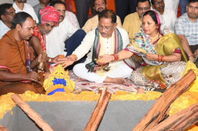 मुख्यमंत्री विष्णु देव साय और उनकी धर्मपत्नी कौशल्या साय बुधवार को जगन्नाथ मंदिर के प्राण प्रतिष्ठा कार्यक्रम में हुए शामिल...