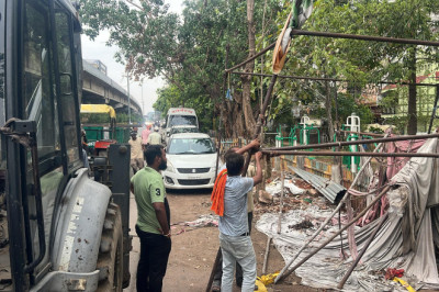 सुबह वार्ड भ्रमण में आयुक्त ने जी.ई.रोड में लगे विज्ञापन बोर्डो का निरीक्षण कर  अवैध बोर्ड हटाने के दिये निर्देश...