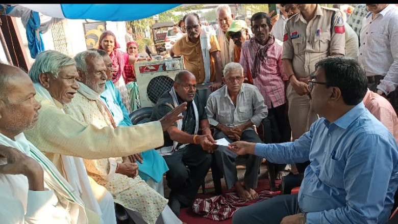 अनशन पर बैठे छत्तीसगढ मुक्ति मोर्चा के जिला अध्यक्ष पे्रेमनारायण वर्मा सहित अन्य लोगो से आयुक्त ने उनकी मांगो पर की चर्चा, अनशन समाप्त हुई