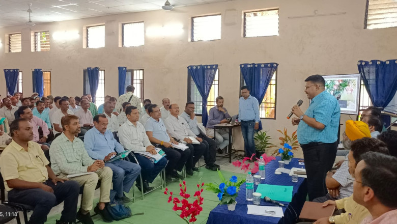 गरियाबंद जिले के कक्षा दसवीं एवं बारहवीं बोर्ड परीक्षा परिणाम की समीक्षा बैठक संभागीय संचालक  राकेश पांडे द्वारा स्वामी आत्मानंद हिन्दी माध्यम विद्यालय गरियाबंद में लिया गया।....