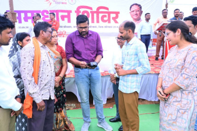 समाधान शिविर में प्रभारी सचिव की मौजूदगी में माईक्रो एटीएम से किसान को तत्काल राशि आहरित कर किया गया प्रदान...