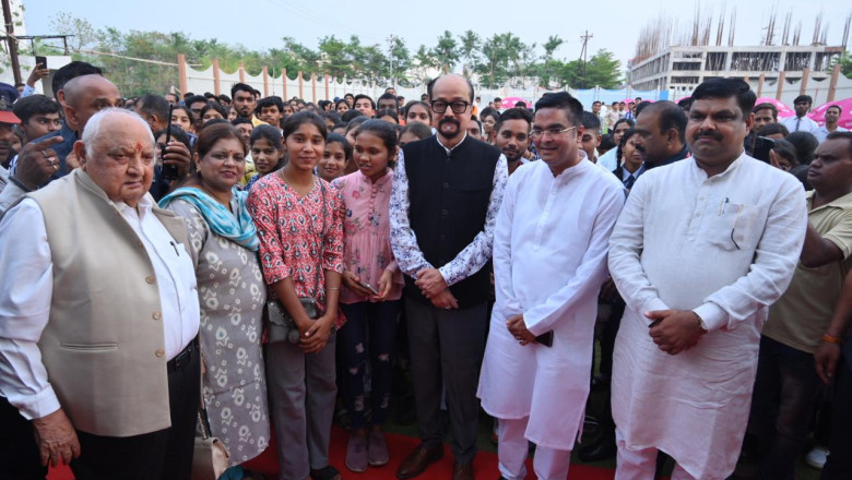 राज्यपाल ने विभिन्न विद्यालयों के प्रतिभावान छात्रों को मेडल एवं प्रशस्ति पत्र सेे सम्मानित किया