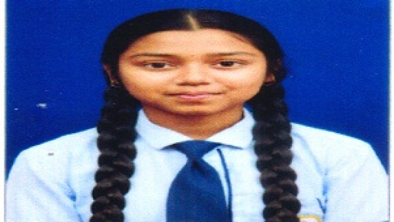 कक्षा आठवीं में भूमि सोनकर प्रथम स्थान पर रही ।