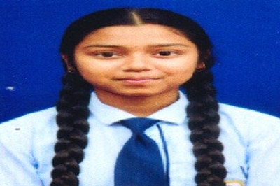 कक्षा आठवीं में भूमि सोनकर प्रथम स्थान पर रही ।
