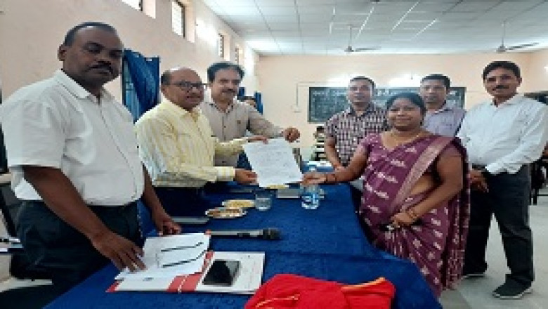 काउंसिलिंग में भाग लेने वालों को तत्काल दिया गया चयनित स्कूल में पदस्थापना का आदेश पत्र...