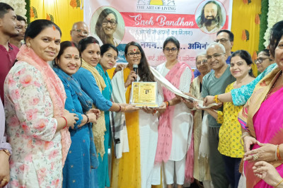 आर्ट ऑफ लिविंग का स्नेह बंधन संपन्न प्रभा ठाकुर और किरण साहू का सम्मान