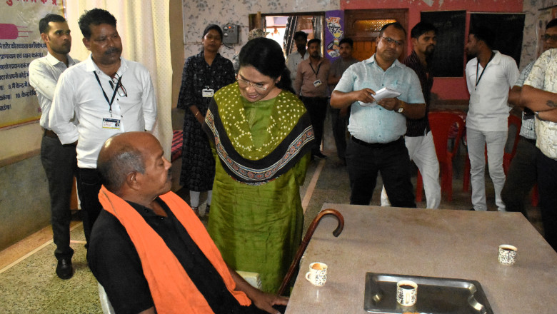 कलेक्टर ने एकीकृत नशामुक्ति एवं पुनर्वास केन्द्र तथा समाज कल्याण विभाग के उपसंचालक कार्यालय का किया निरीक्षण