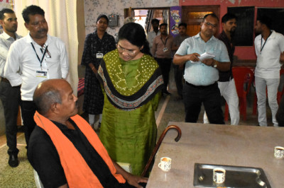 कलेक्टर ने एकीकृत नशामुक्ति एवं पुनर्वास केन्द्र तथा समाज कल्याण विभाग के उपसंचालक कार्यालय का किया निरीक्षण