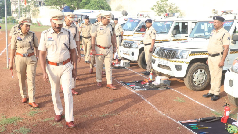 .श्री सुखनंदन राठौर, अतिरिक्त पुलिस अधीक्षक (शहर) जिला दुर्ग द्वारा रक्षित केन्द्र, दुर्ग में आयोजित जनरल परेड की सलामी लिया गया।
