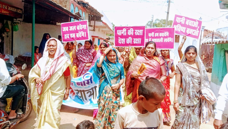 जल है तो कल है को लेकर इन  दिनों राजनांदगांव और डोंगरगांव के गांव गांव में जल और पर्यावरण संरक्षण के लिए जागरूकता पहुंचाने दस्तक