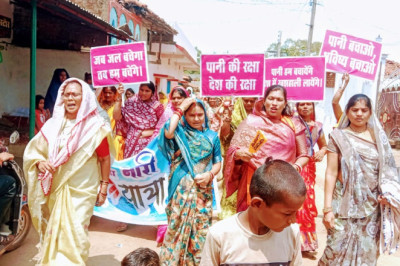 जल है तो कल है को लेकर इन  दिनों राजनांदगांव और डोंगरगांव के गांव गांव में जल और पर्यावरण संरक्षण के लिए जागरूकता पहुंचाने दस्तक