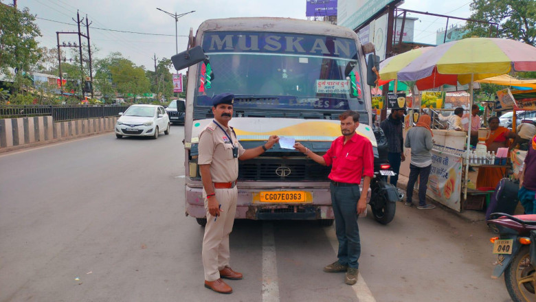 "ऑपरेशन-सुरक्षा" अभियान के तहत यातायात पुलिस दुर्ग द्वारा  लापरवाह बस चालकों पर की जा रही हैँ कार्यवाही...