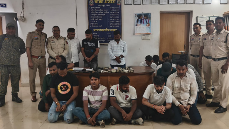 ग्राम महमरा पृथ्वी पैलेस के पीछे में 52 पत्तों से हार-जीत का दॉव लगाकर जुआ खेल रहे 18 गिरफ्‌तार