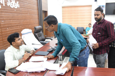 जनप्रतिनिधि व शिक्षकगणों ने बच्चों को किया प्रोत्साहित...