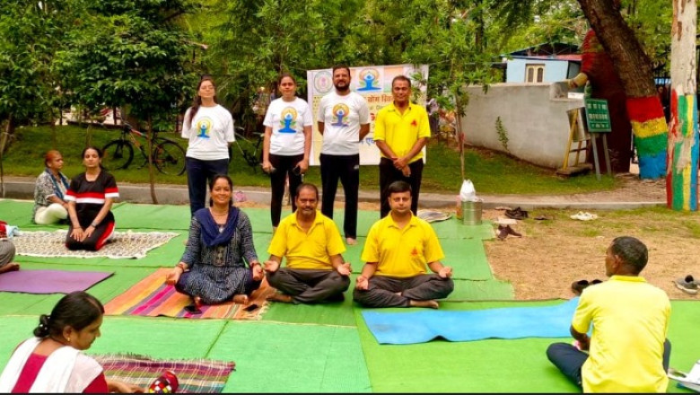 निशुल्क योग शिविर में समनवित सामूहिक योग का प्रदर्शन...
