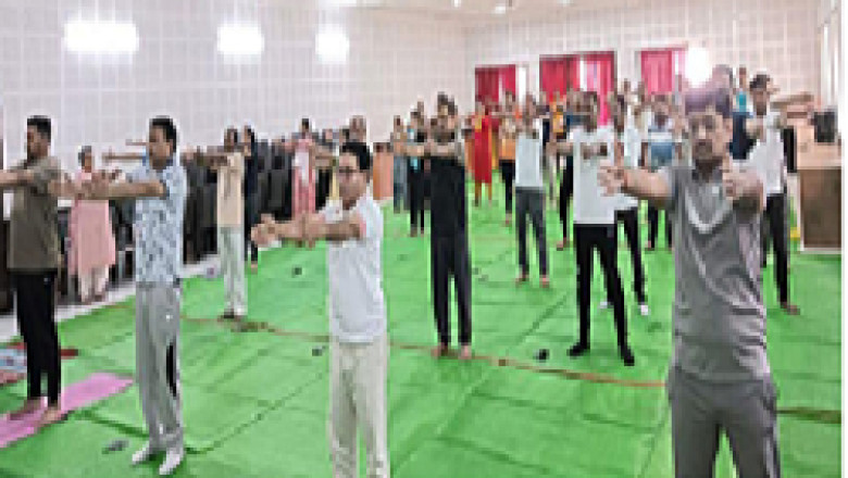 अंतर्राष्ट्रीय योग दिवस जिला न्यायालय में किया गया योगाभ्यास...