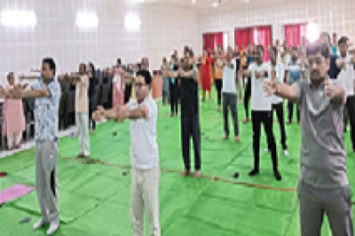 अंतर्राष्ट्रीय योग दिवस जिला न्यायालय में किया गया योगाभ्यास...