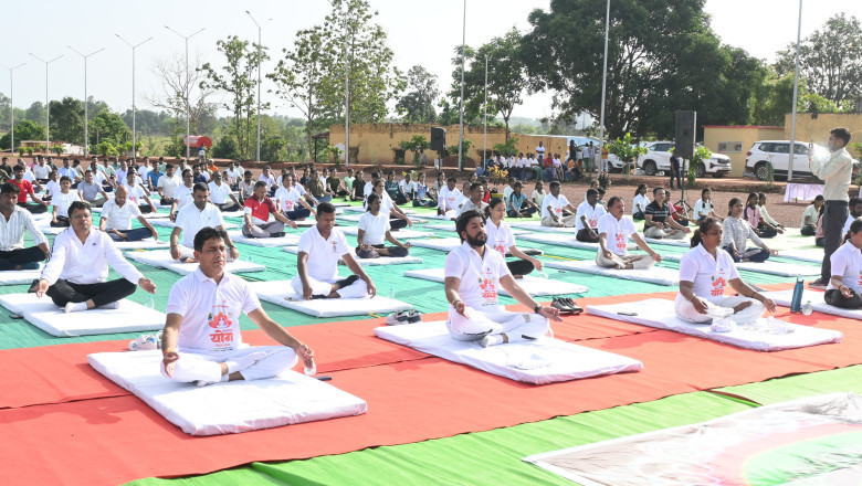 मोहला में जनप्रतिनिधियों, अधिकारी कर्मचारियों, प्रबुद्ध नागरिकों, स्कूली छात्र छात्राओं ने उत्साह से किया योगासन