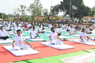मोहला में जनप्रतिनिधियों, अधिकारी कर्मचारियों, प्रबुद्ध नागरिकों, स्कूली छात्र छात्राओं ने उत्साह से किया योगासन