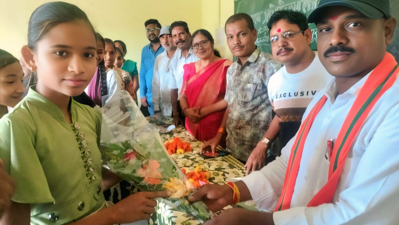 नवप्रवेशी छात्रा-नारात का तिलक लगाकर स्वागत किया गया...