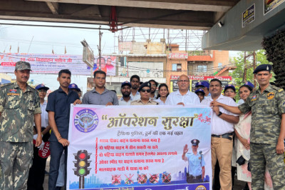 ऑपरेशन सुरक्षा_ अभियान के तहत ई रिक्शा चालको को सुपेला चौक में रोकर गुलाब फूल देकर यातायात नियमों का पालन करने समझाईस दी गई....