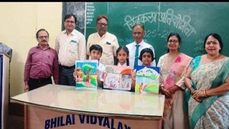 योग पर आधारित पेंटिंग की स्कूली बच्चों ने...