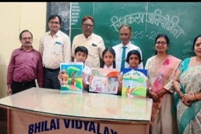 योग पर आधारित पेंटिंग की स्कूली बच्चों ने...