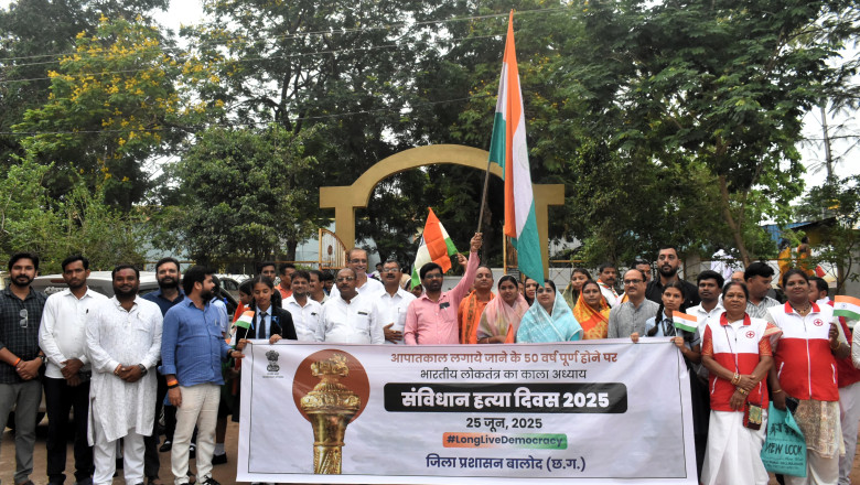 आपातकाल की 50वीं वर्षगाँठ पर टाउन हाॅल बालोद में आयोजित समारोह में वरिष्ठ जनप्रतिनिधि, गणमान्य नागरिक, अधिकारी-कर्मचारी, छात्र-छात्राओं सहित सभी वर्ग के लोग हुए शामिल
