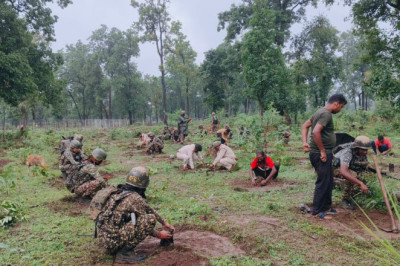धरती आबा ग्राम उत्कर्ष अंतर्गत आईटीबीपी के जवानों ने पर्यावरण संरक्षण मुहिम में निभाई सहभागिता...