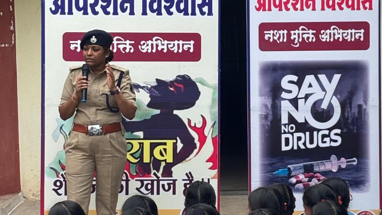नशे के खिलाफ चलाए जा रहे अभियान ऑपरेशन विश्वास के तहत् दुर्ग पुलिस पहुंची बघेरा स्कूल....