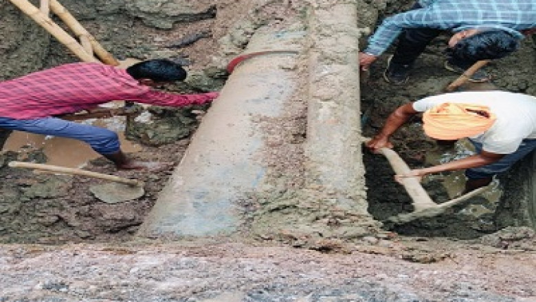 पुलगांव मेन रोड में फूटे पाईप का लाईन का निगम के जलगृह विभाग ने कराया मरम्मत...