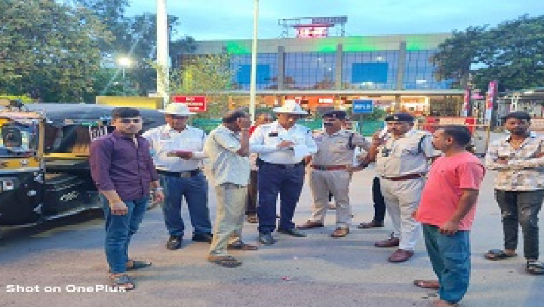 "ऑपरेशन - सुरक्षा" अभियान के तहत जिले के प्रमुख स्थल, भीड भाड वाले स्थान रेल्वे स्टेशन,  बस स्टेण्ड में ई रिक्शा एवं ऑटो चालको को चेक कर उनका लिस्ट तैयार किया जा रहा हैँ...