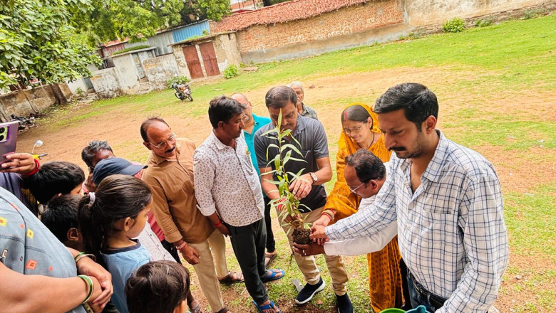वार्ड निरीक्षण के लिए महापौर सुबह पहुॅचे वार्ड नं. 26, सामुदायिक भवन एवं पुलिया निर्माण के लिए किया स्थल निरीक्षण...