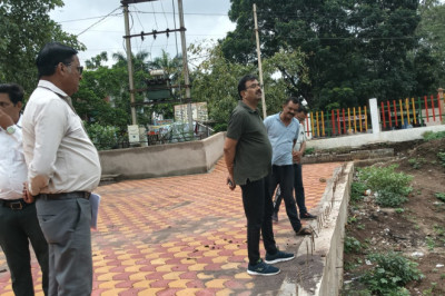 वार्ड निरीक्षण - साफ सफाई के अलावा निर्माण कार्य का आयुक्त ने लिया जायजा जी.ई.रोड नाला सफाई के दिए निर्देश...