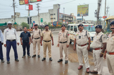 यातायात पुलिस एवं थाना स्टॉफ के द्वारा सयुंक्त कार्यवाही कर लापरवाह वाहन चालको के विरूद्ध की गई कार्यवाही, रात्रि 06.00 बजे से 11.00 बजे तक अभियान चलाकर 264 वाहन चालको पर की गई कार्यवाही।...