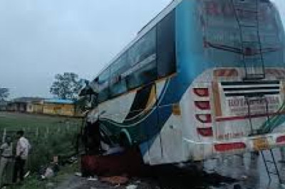 बस और हाइवा के बीच जोरदार भिड़ंत , 3 लोगों की मौत,कई घायल...